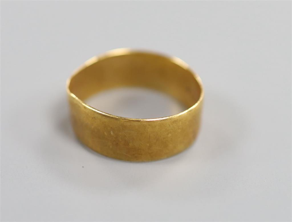 An 18ct gold wedding band, size Q, 4.9 grams.